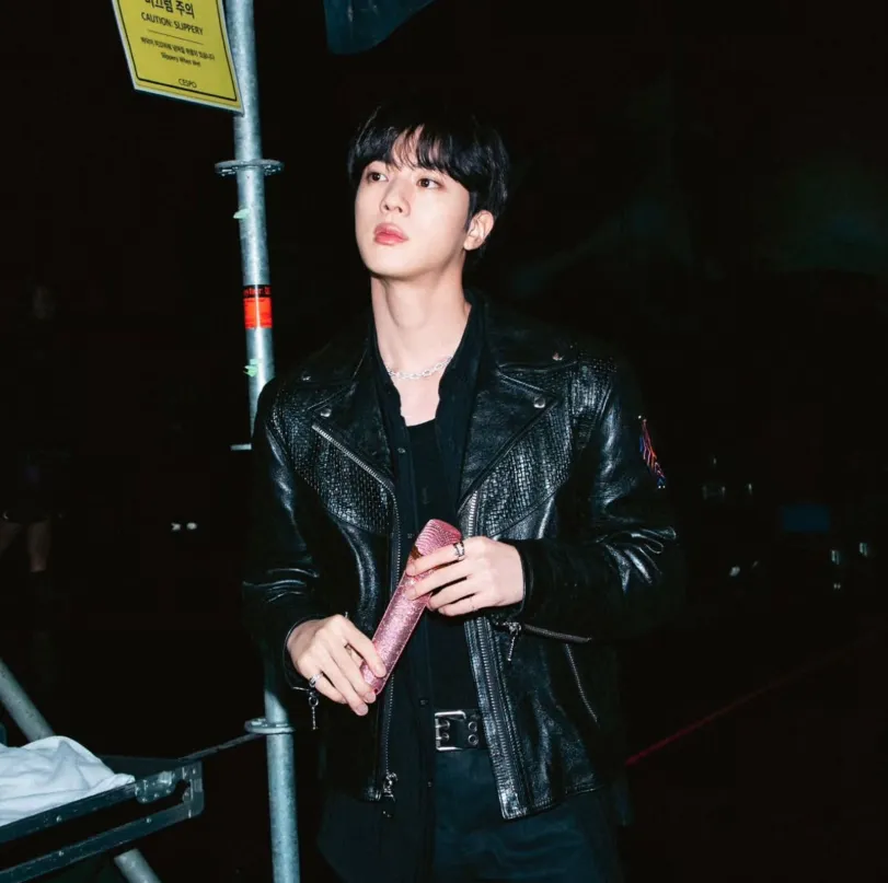Khi Tình Yêu Vượt Giới Hạn: Vụ Cưỡng Hôn Jin (BTS) và Hồi Chuông Cảnh Báo Văn Hóa Fan cuồng